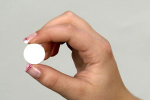 ukazka velikosti tablety v prstech